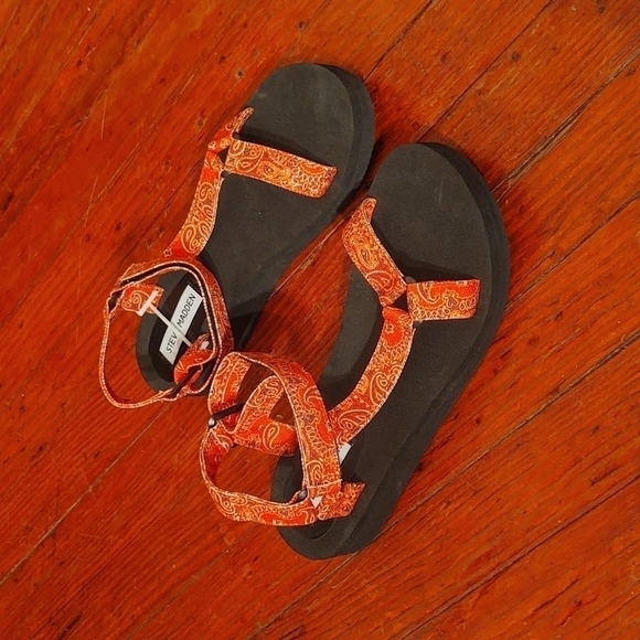 Steven Madden Henley Red Bandana Print Paisley Print Sandals Sz 8 - Picture 1 of 7